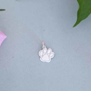 A small pretty silver paw charm. You can add an engraving on the reverse.